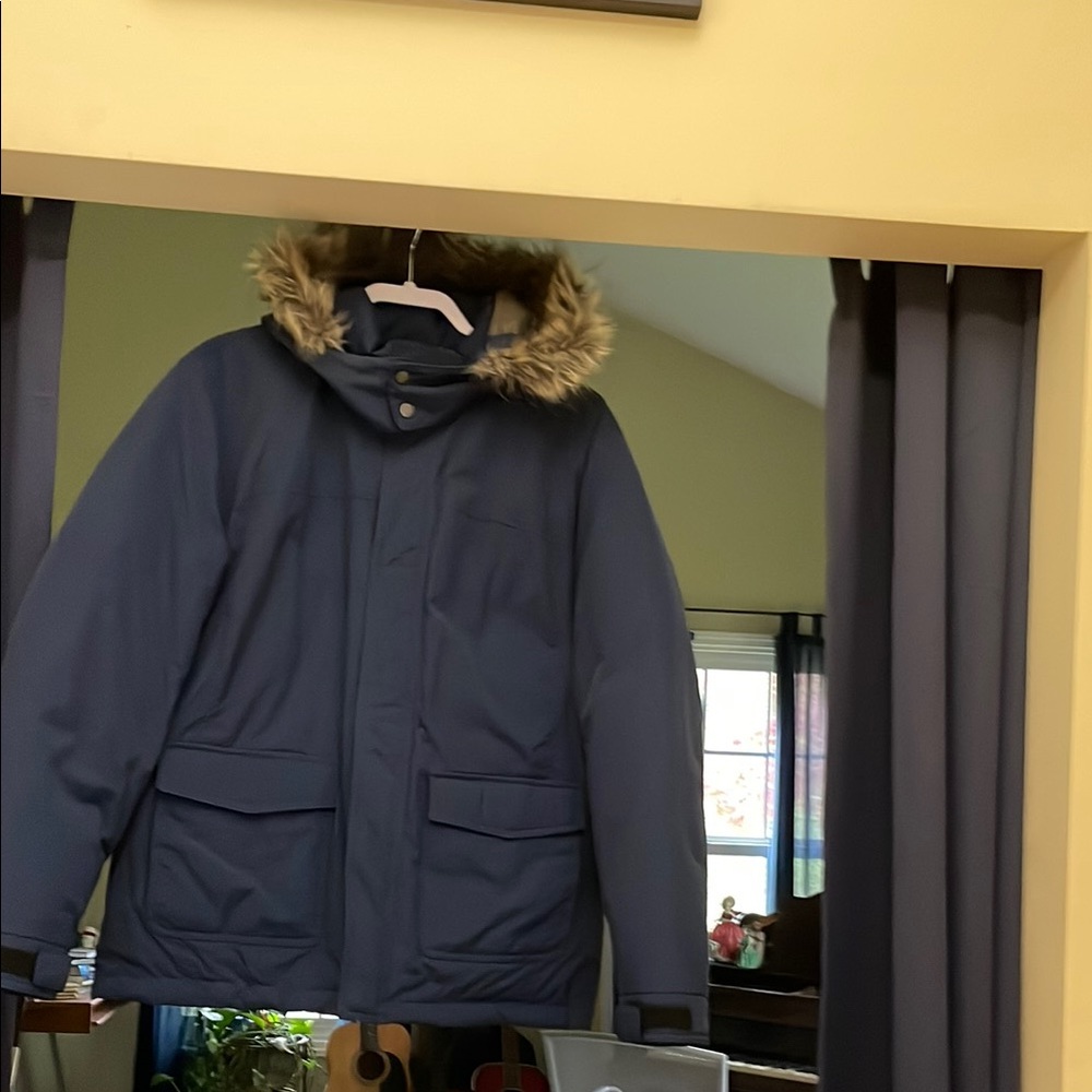Men's Navy Winter Jacket. Hardly worn, very good condition almost brand new.